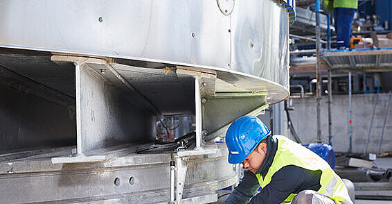 Installation of a load cell under a silo