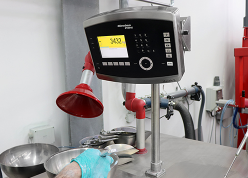 Precise weighing of pigments and additives with the bench scale